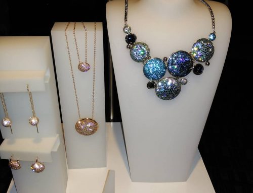 Η SWAROVSKI ΠΑΡΟΥΣΙΑΖΕΙ ΤΗ ΝΕΑ ΣΥΛΛΟΓΗ «CRYSTAL GALAXY»  ΓΙΑ ΤΗ ΣΕΖΟΝ ΦΘΙΝΟΠΩΡΟ/ΧΕΙΜΩΝΑΣ 16/17  ΚΑΙ ΜΑΣ ΚΑΛΕΙ ΝΑ ΕΞΕΡΕΥΝΗΣΟΥΜΕ ΤΟΝ ΚΟΣΜΟ ΤΩΝ ΑΣΤΕΡΙΩΝ